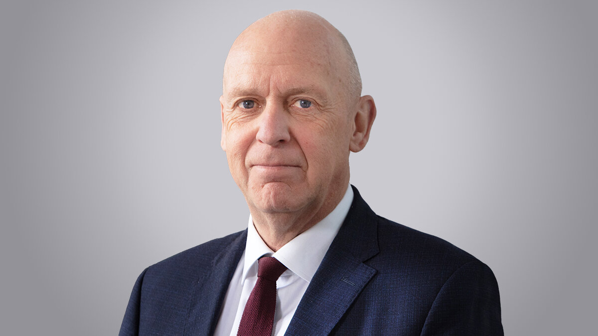 Das Bild ist ein Portraitfoto von Reinhard Nieper, dem Vorsitzenden der Geschäftsführung der BG Kliniken.