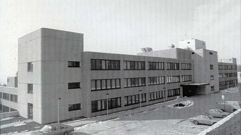 Die Schwarz-Weiß-Fotografie zeigt die Außenansicht des Querschnittgelähmten-Zentrums des BG Klinikums Hamburg von vorn kurz nach seiner Fertigstellung 1981.