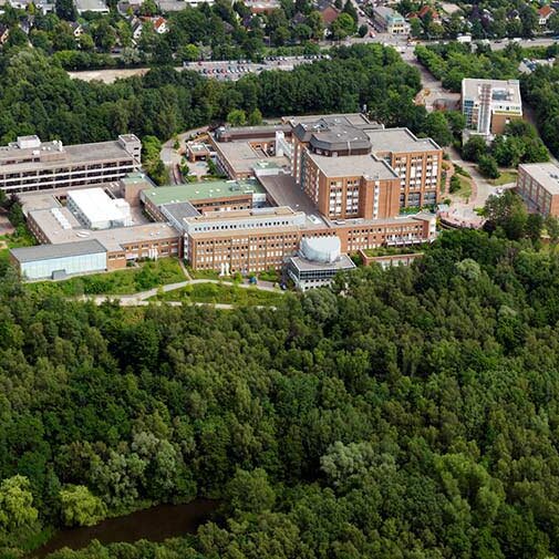 Das Foto ist ein aktuelles Luftbild des BG Klinikums Hamburg. Es zeigt die Klinikgebäude und das Umland von oben.