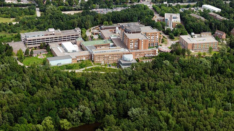 Das Foto ist ein aktuelles Luftbild des BG Klinikums Hamburg. Es zeigt die Klinikgebäude und das Umland von oben.