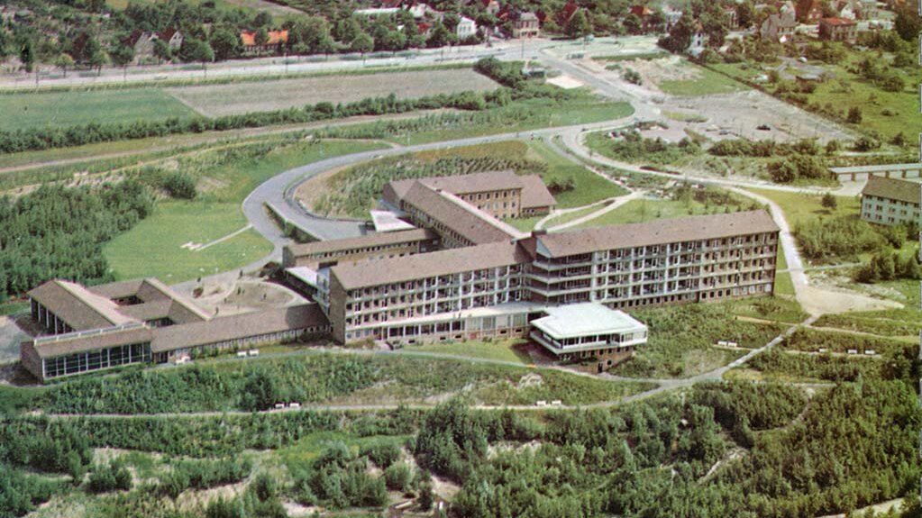 Das Foto ist ein Luftbild des BG Klinikums Hamburg von 1959. Es zeigt die Klinikgebäude und das Umland von oben.