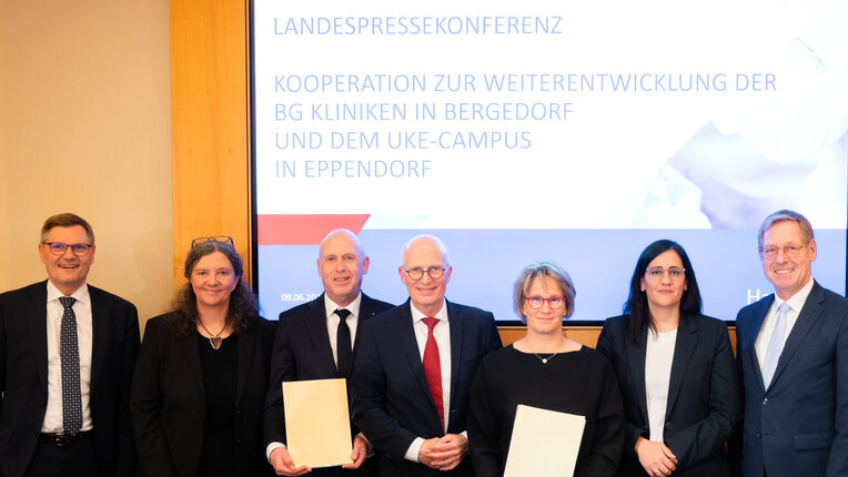 Das Gruppenfoto zeigt die Teilnehmenden der Landespressekonferenz: Prof. Dr. Karl-Heinz Frosch, Cornelia Schmidt-Hoffmann, Reinhard Nieper, Dr. Peter Tschentscher, Melanie Schlotzhauer, Maryam Blumenthal, Prof. Christian Gerloff. 