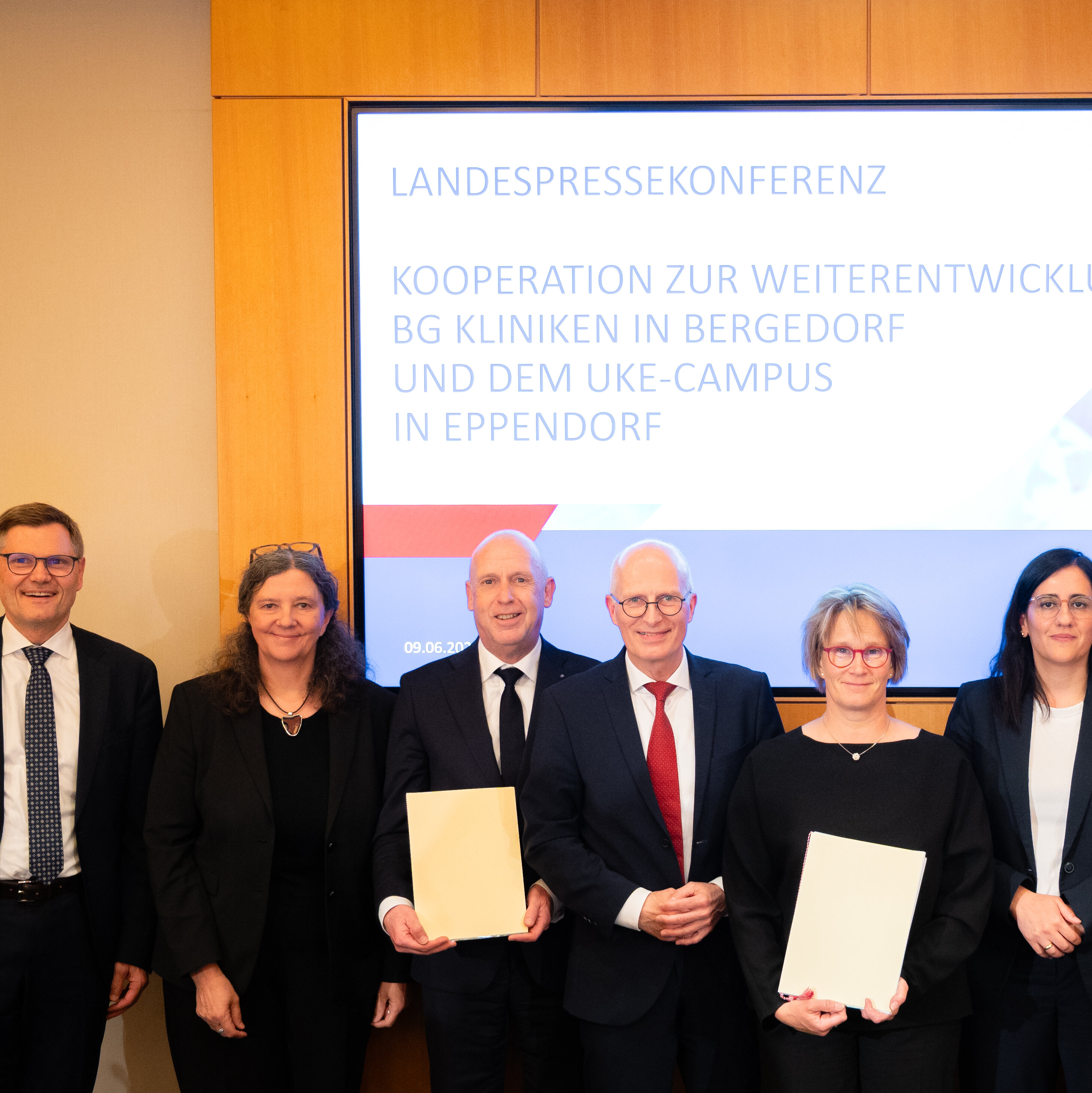 Das Gruppenfoto zeigt die Teilnehmenden der Landespressekonferenz: Prof. Dr. Karl-Heinz Frosch, Cornelia Schmidt-Hoffmann, Reinhard Nieper, Dr. Peter Tschentscher, Melanie Schlotzhauer, Maryam Blumenthal, Prof. Christian Gerloff. 